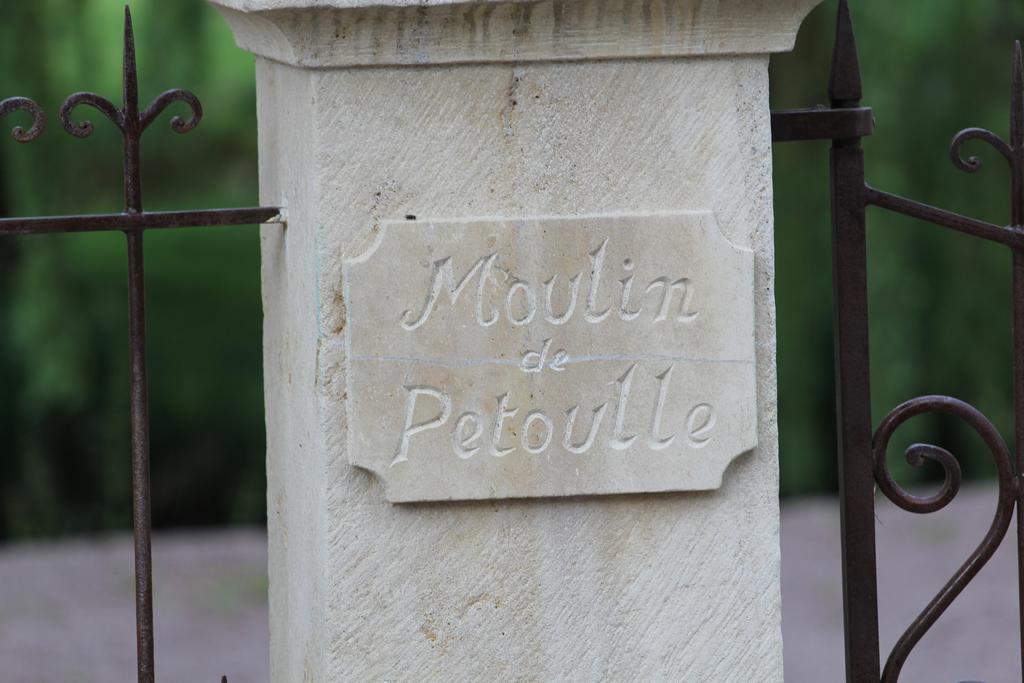 Отель Moulin De Petoulle Charenton-du-Cher Экстерьер фото